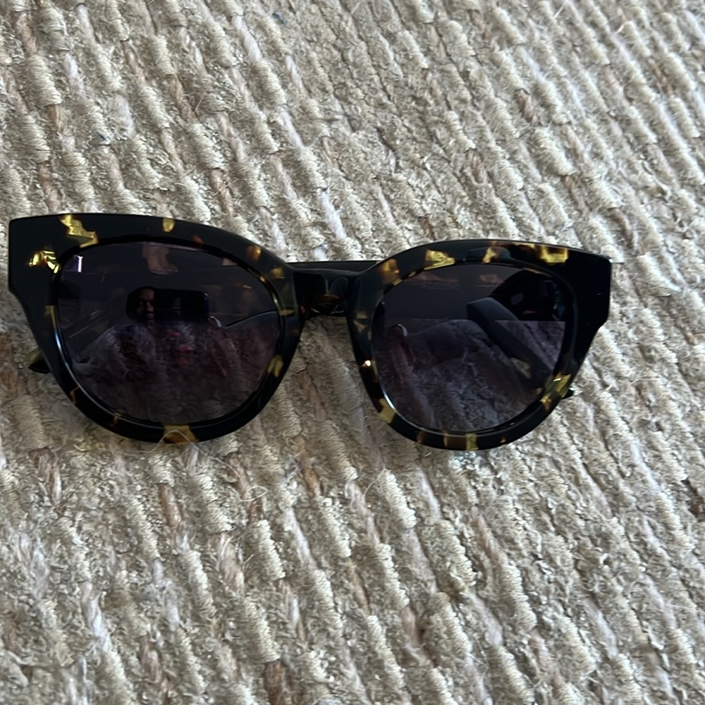 J. McLaughlin Tortoise Shell sunglasses - Picture 2 of 7